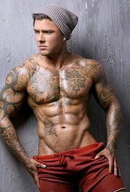 Tatuaje guapo da personalidade do home muscular europeo