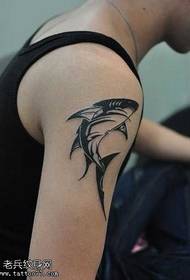 patrón de tatuaje de tótem de tiburón guapo mano