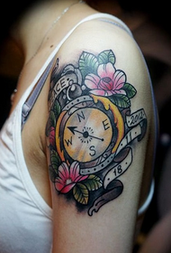 bunga dengan tato lengan kompas