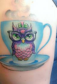tattoo ea teacup owl letsohong le leholo