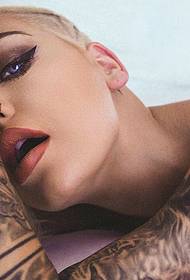hot beauty arm tattoo temptation can not hold