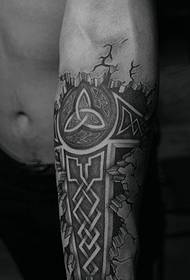 varens rokas totēma tetovējums