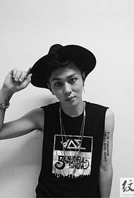 tattoo ບຸກຄະລິກແຂນຂອງ Long Junheng