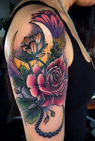 naispuolinen käsivarsi kaunis kukkakuvio tatuointi