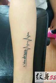 Tattoo i vogël për ECG në krah