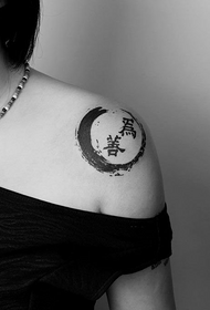 Traditionell svartvit tatuering på axel på flickan