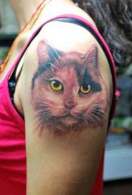 ženska roka srčkan mačji tatoo