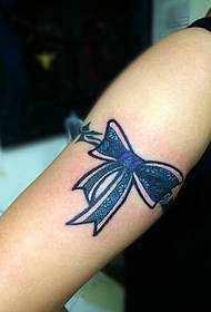 красива ръка синя малка татуировка на лък