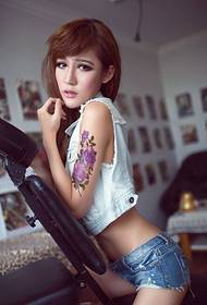 sorĉa beleco modelo brako rozo tatuaje ŝablono