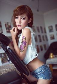 incantevole modello di bellezza braccio tatuaggio rosa modello