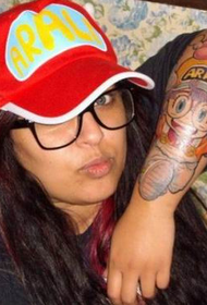 γυναικείο χέρι χαριτωμένο Ala Lei μοτίβο τατουάζ