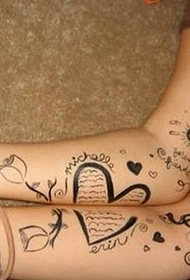 ζευγάρι καρδιά και αγγλικά γκράφιτι τατουάζ