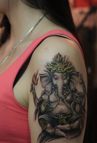 braç de bellesa com un tatuatge de déu