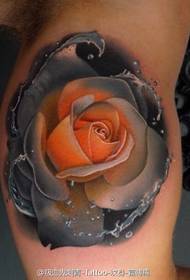 Rosa sotto l'impatto dell'acqua di mare