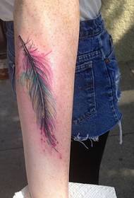 tatuaxe de plumas de brazo de rapaza de cor