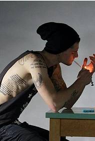 tatuaggio di parola inglese di qualità arrabbiato maschio bello di moda