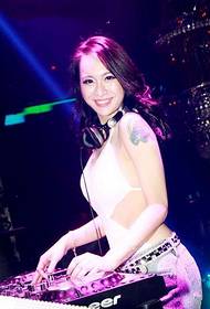 សម្រស់សិចស៊ី dj ដៃម៉ូតសាក់រូប