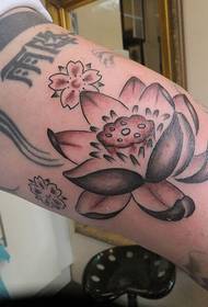 tatuaggio cinese braccio fiorito punteggiato di loto