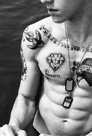 Europese en Amerikaanse knap tatoeëerfiguur op die borspersoonlikheid