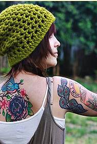 Avangarda sievietes muguras smalkais ziedu tetovējums