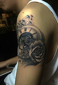 Il braccio da uomo ha un tatuaggio dell'orologio molto realistico 19163 - tatuaggio alternativo divertente totem braccio