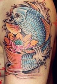 värillinen kalmari lootuksen tatuointikuvio iso käsivarsi