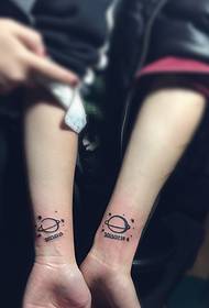 tatuaje de pareja de brazo discreto y elegante