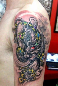 rokas izsmalcināts laimīgā zvēra tetovējums