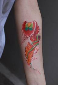 рука татуіроўкі з чырвоным пяром