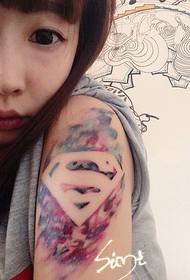 Motivo per tatuaggi con logo Superman per inchiostro da braccio per ragazze