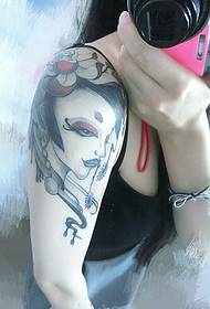 лепа девојка за руку са цветним трапер тетоважама је више секси