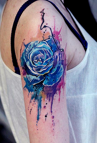 braccio di bell'aspetto del modello di tatuaggio rosa