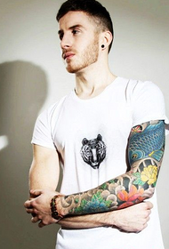 tatuaxe de personalidade masculina tipo e tatuaxe de calamar