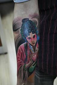 腕の美しい花のデニムのタトゥー