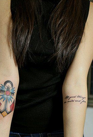 rapaza popular tatuaxe de áncora fermoso popular