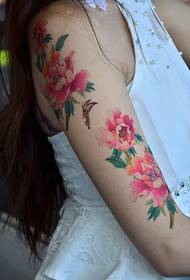 braço bonito belo padrão de tatuagem floral