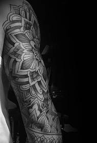 tatouage motif bras noir et blanc de mode classique