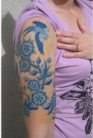 bastante elegante no brazo feminino Tatuaxes azuis e brancos