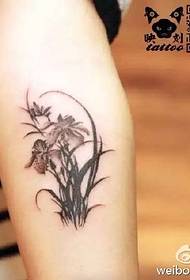 orkidea tatuointi malli käsivarressa