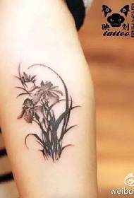 muundo wa tattoo ya orchid kwenye mkono
