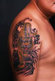 dominéierend Bierg Tiger Hallef Armor Réck Tattoo