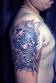 Pertsonalizazio klasikoko besoa Totem tatuajeak dominatzea