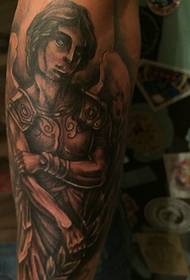 un tatuaggio totem bianco e nero braccio modernista