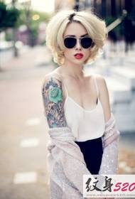 La ragazza del braccio del fiore può anche essere un tatuaggio sexy del cranio del braccio della personalità 19856-maschio carino carino e bello