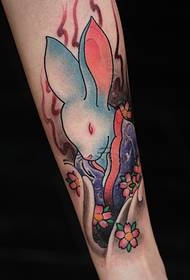 კარგი მოვლილი ფერის ფერი bunny tattoo tattoo