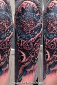 tato lengan pada pola tato yang dicat mekanis