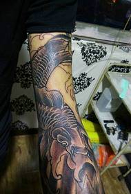 bukton talagsaon nga adunahan nga itom ug puti nga squid tattoo