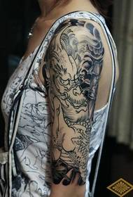 dominerende arm sort og hvid enhjørning tatovering