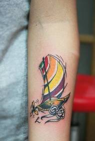 морской маленький парусник креативная рука тату