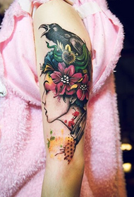 avatar de bras de beauté et tatouage de corbeau